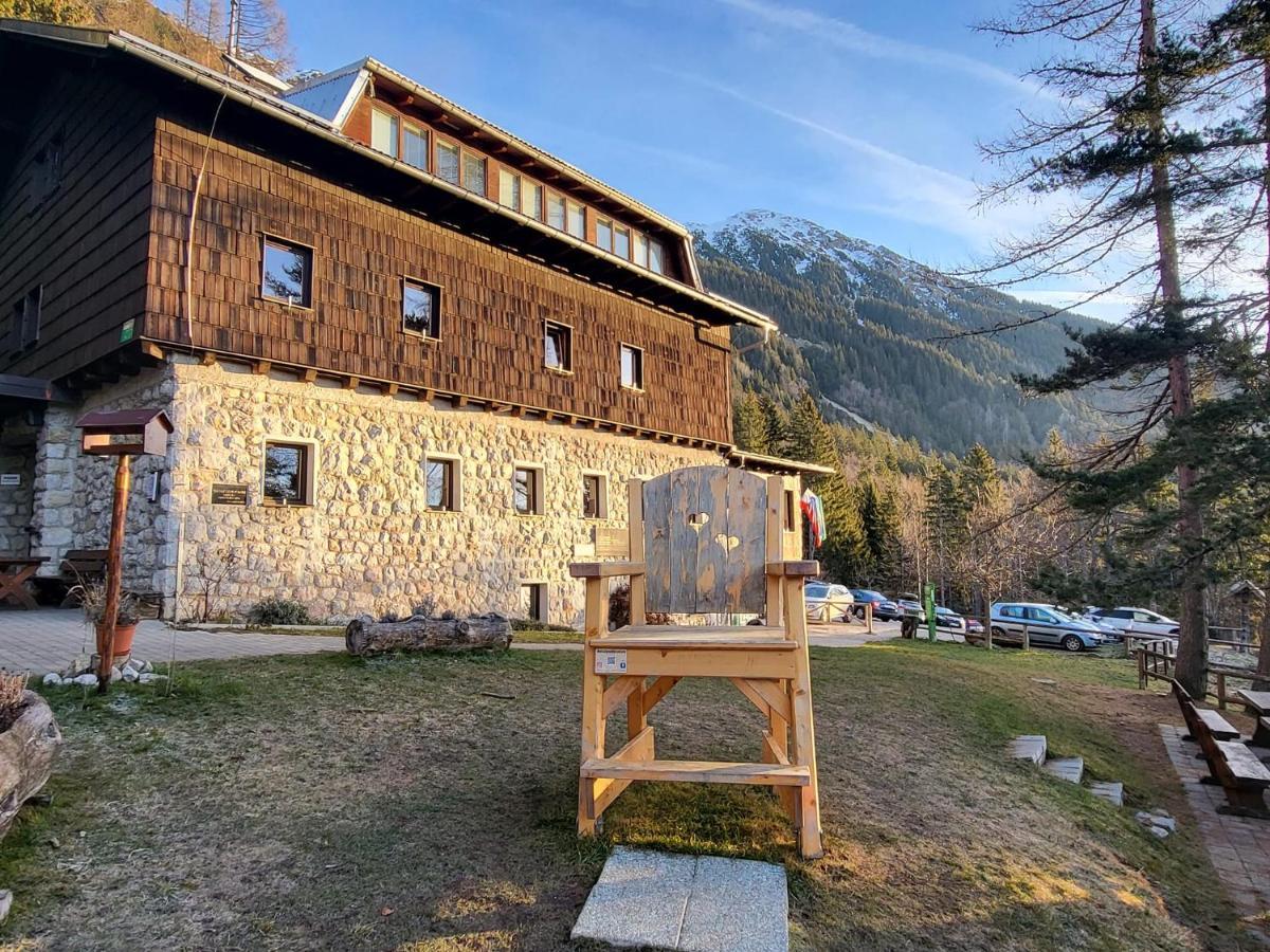 Auberge de jeunesse Valvasorjev Dom Pod Stolom à Zirovnica Extérieur photo
