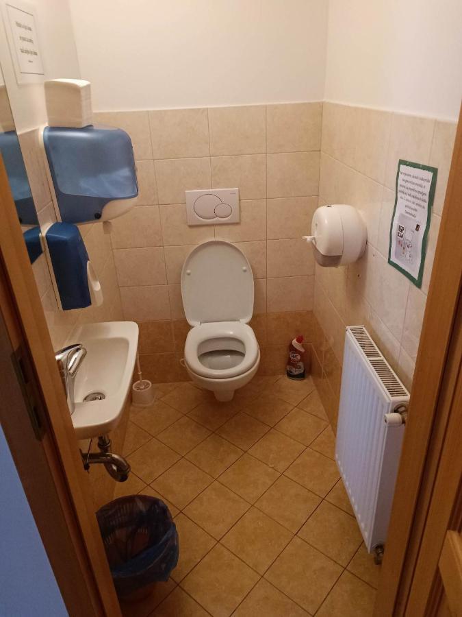 Auberge de jeunesse Valvasorjev Dom Pod Stolom à Zirovnica Extérieur photo